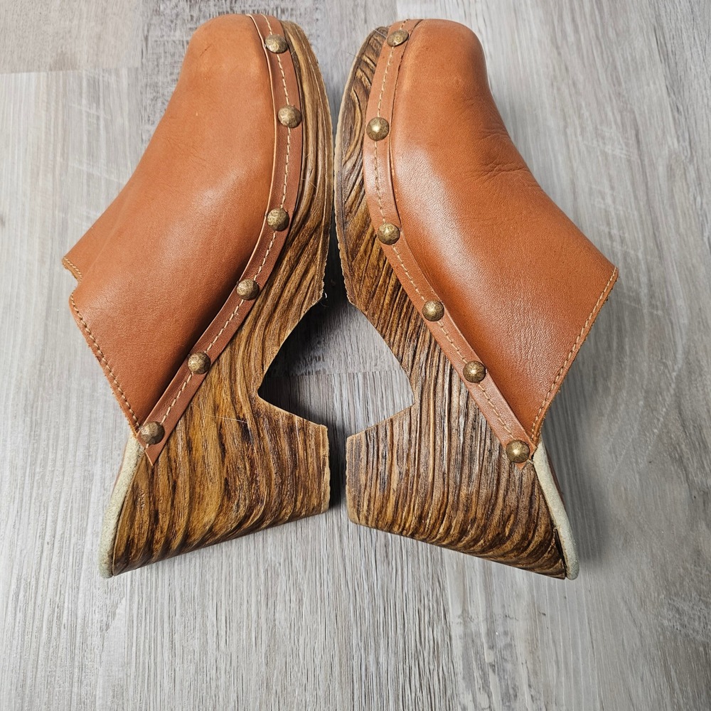 Very Volatile Womens Leather Studded Wood Wedge Clogs Est 8 to 8.5 Tan Boho 70s
